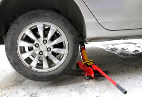 卧式千斤顶顶升汽车